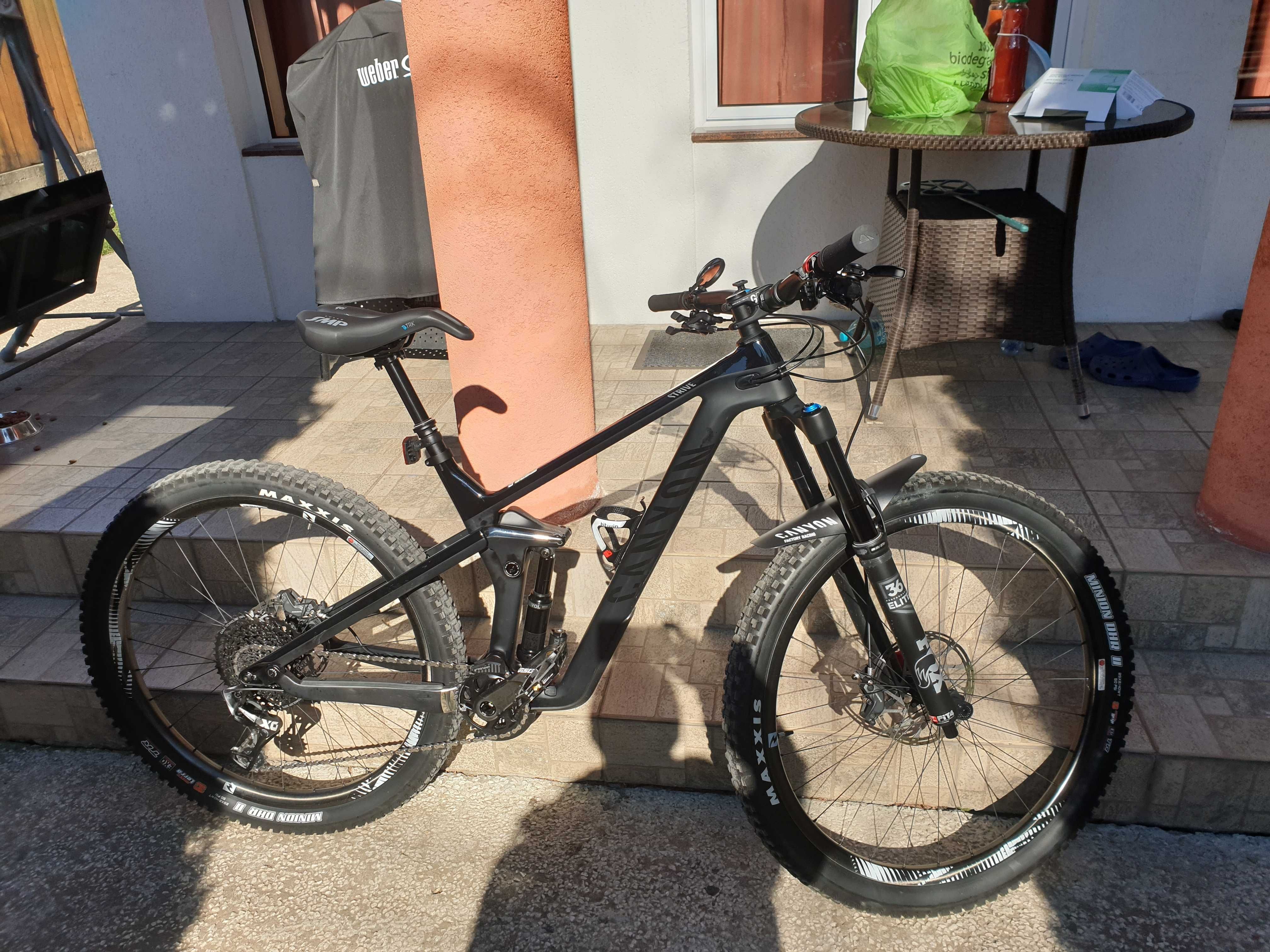 Bicicleta Enduro Canyon Strive CF