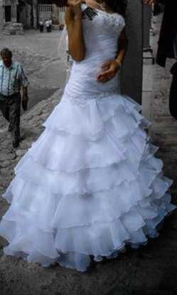 Vand rochie de mireasa stil sirena in stare foarte buna.
