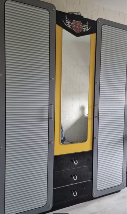 Детский гарнитур: шкаф и рабочий стол