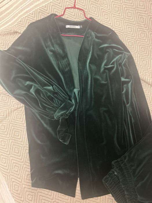 Велюровый костюм изумрудного цвета с поясом, брюки широкие