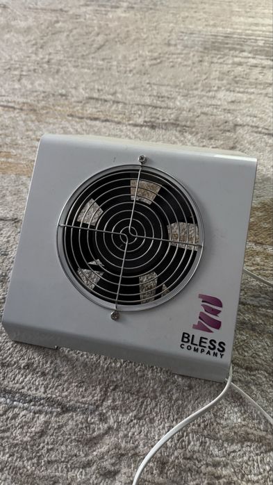 Продам вытяжку и 7-8 цетных гель лаков ( + верхние формы в подарок)