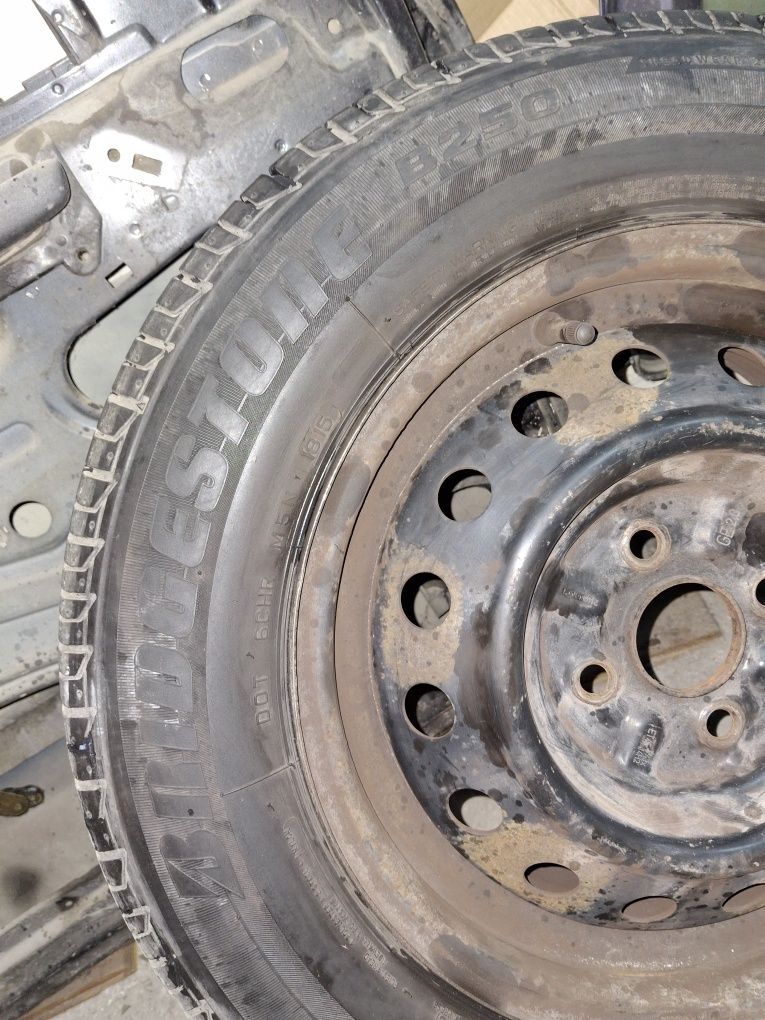 Зимни гуми235/55/17 Kumho и летни 175/70/14 Brigestone