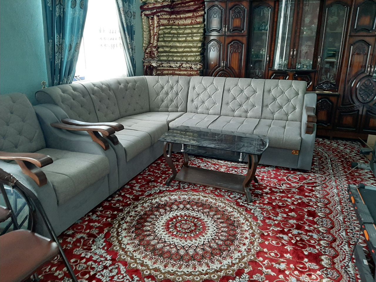 Divan sotiladi..