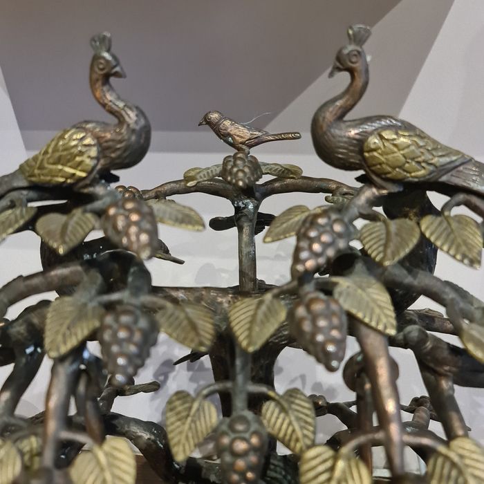 Statuie Radha Krishna alamă leagănându-se sub un copac împodobit