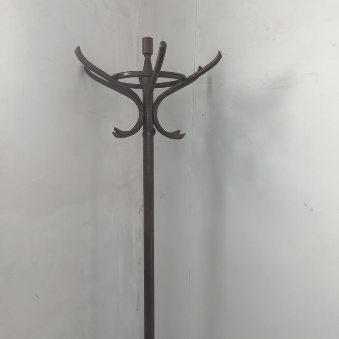 Дървена закачалка