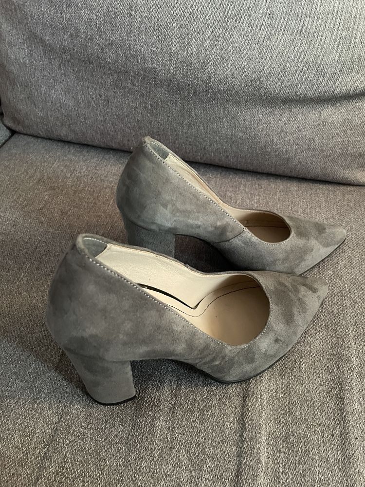 Pantofi gri cu toc