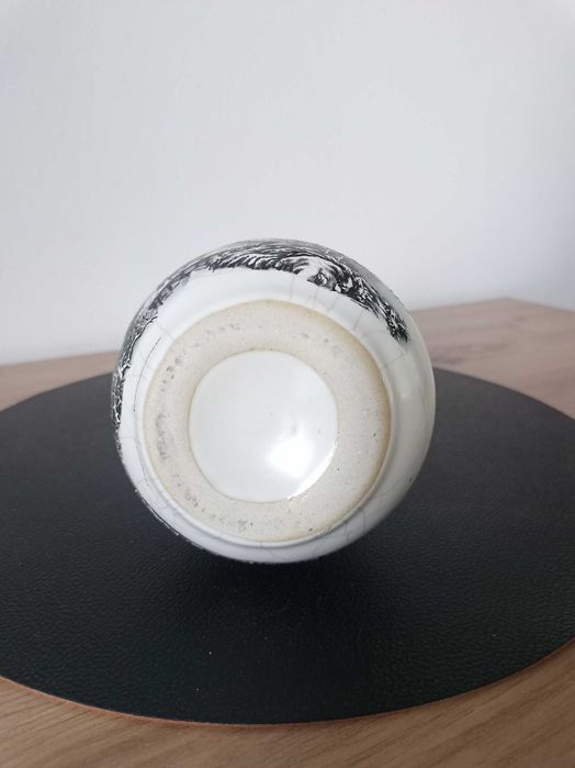 Китайска порцеланова ваза с пукаща глазура с ръчно рисувана