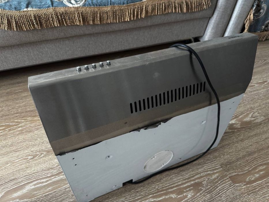 Вытяжка кухонная" Hansa"в рабочем состоянии,