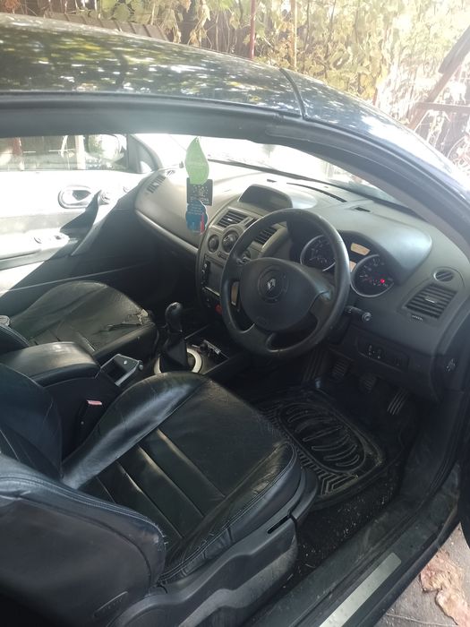 Vând Renault Megane 2 decapotabil cu volan pe dreapta.+ Una bonus