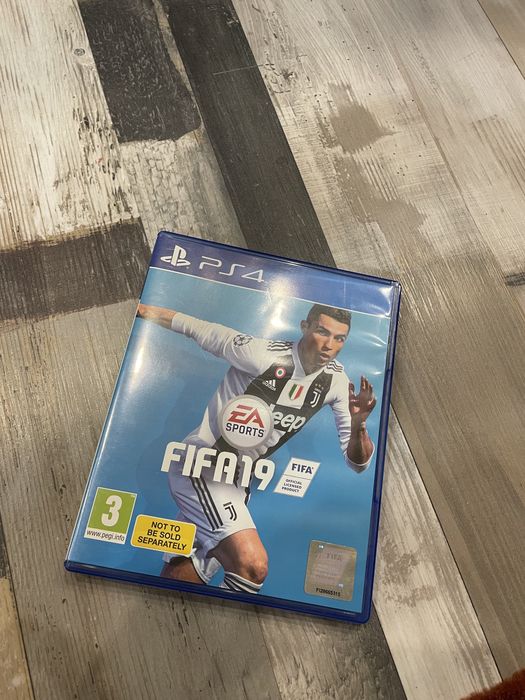 FIFA 19 + книжка в кутията