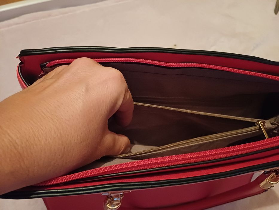 Червена кожена чанта