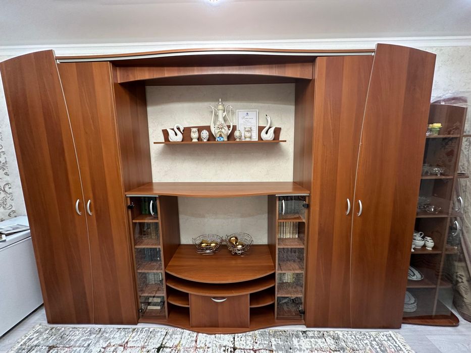 Продам горку-стенку для гостинной