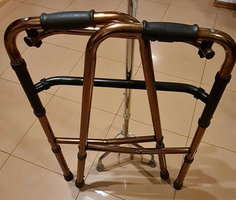 Vand cadru de mers batrani sau handicap