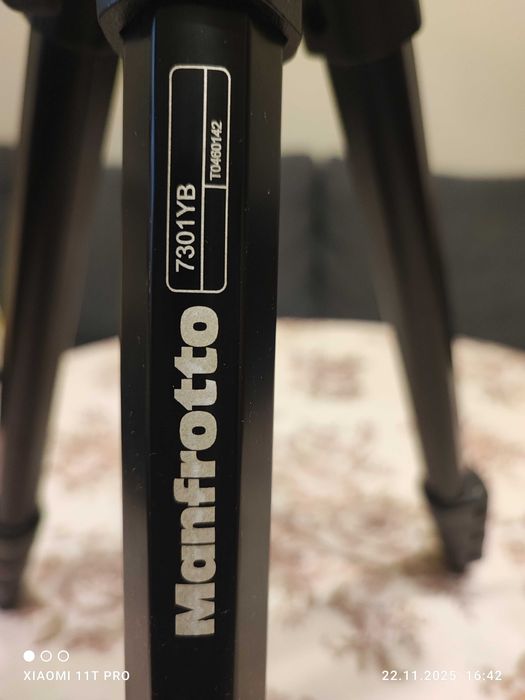 Продавам статив за фотоапарат Manfrotto