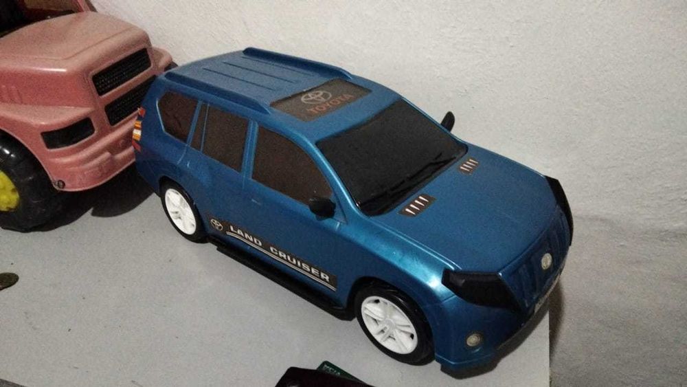 Машинка Toyota Land Cruiser большая, 30 см, в полном порядке.