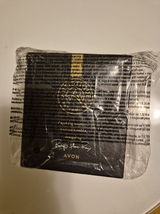 Lumanare parfumata Oud Grandeur Avon