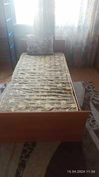 Кровать матрас и стенка