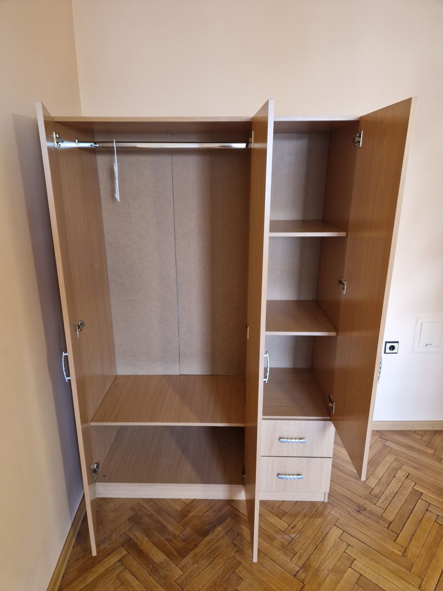 Трикрилен гардероб-много запазен.
