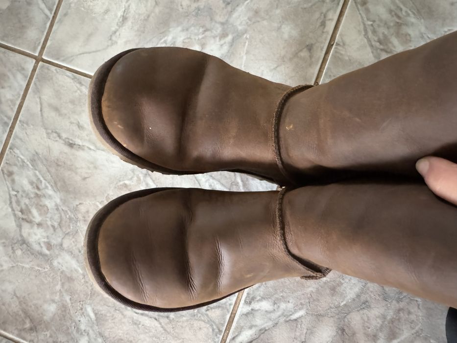 Vand cizme UGG din piele