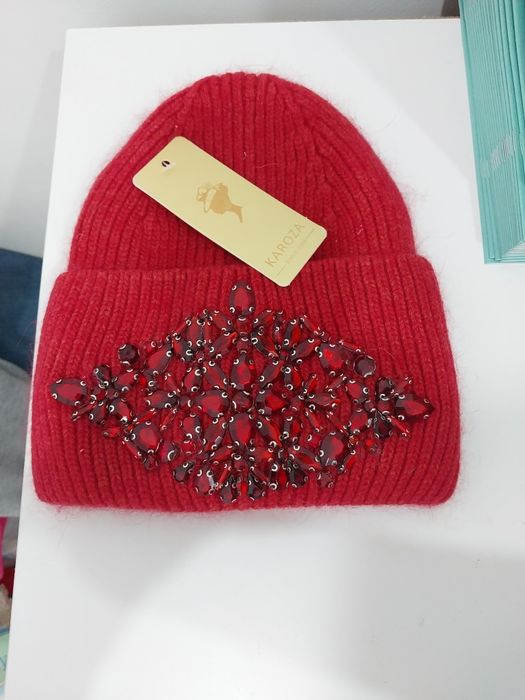 Стильная красная шапка с камнями
