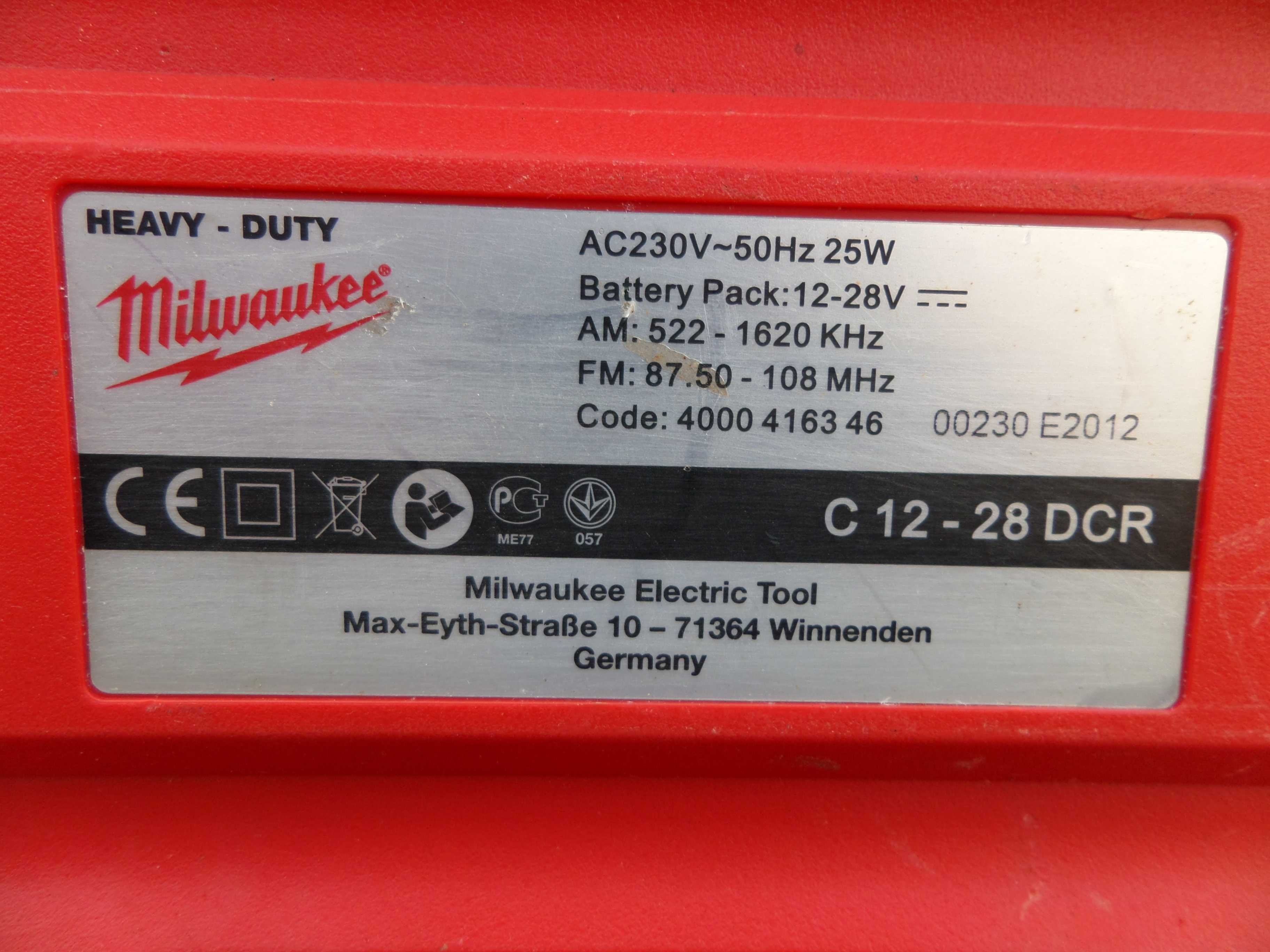 Radio santier Milwaukee C12-28DCR functioneaza la priza pe acumulatori