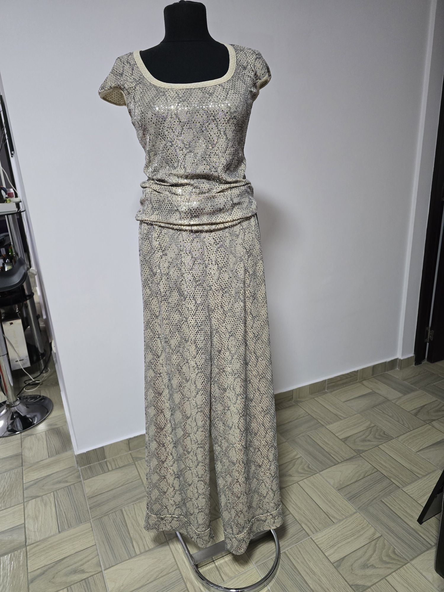 Pantaloni argintii cu paiete strălucitoare, model bej snake print