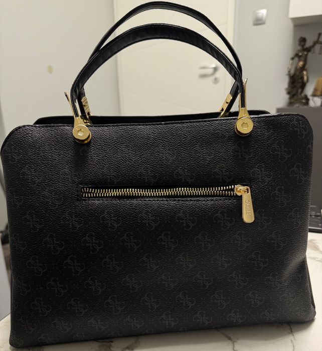 Продавам чанта на Guess, чисто нова, не е използвана!!