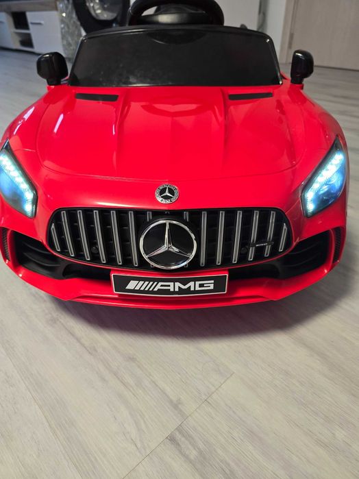 Електрически детски мерцедес, подходяща за деца над 2 години.