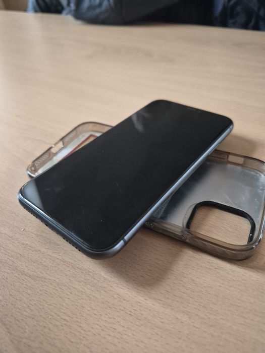 Vand iphone 11 simplu