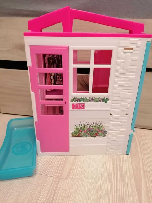 Căsuță Barbie cu piscina
