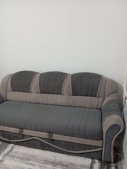 Диван вместе с креслом.