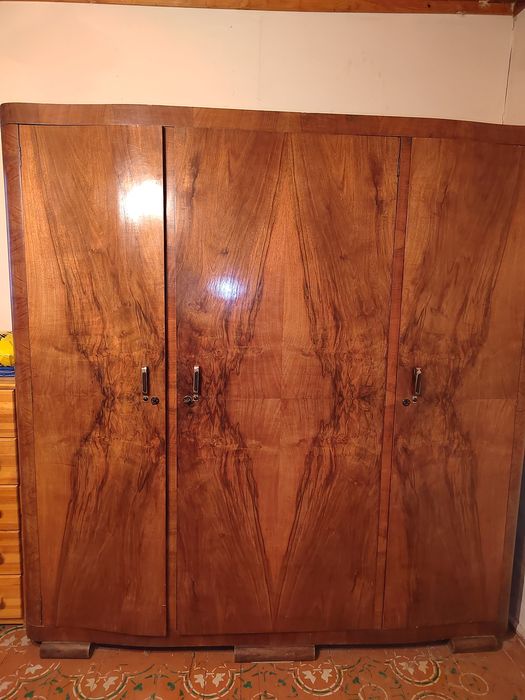 Стар гардероб трикрилен от орех