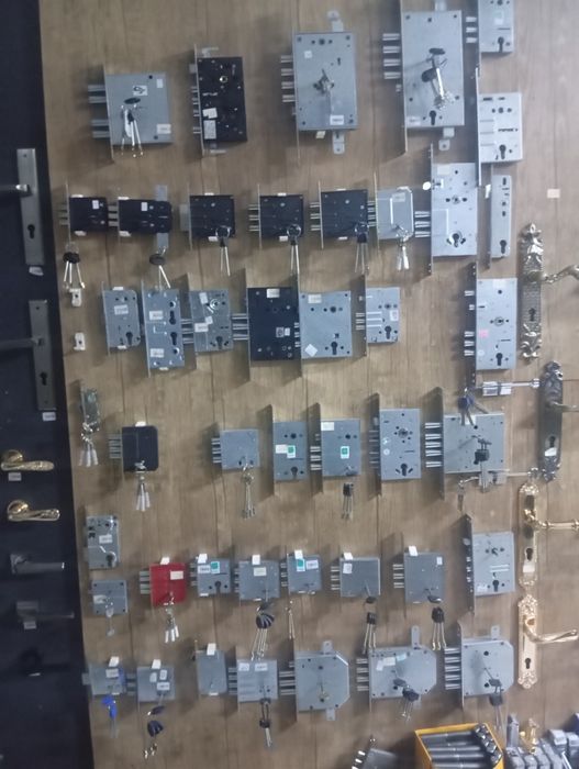 Вскрытие дверей и ремонт замков  установка замков| 24/7 быстро и без п