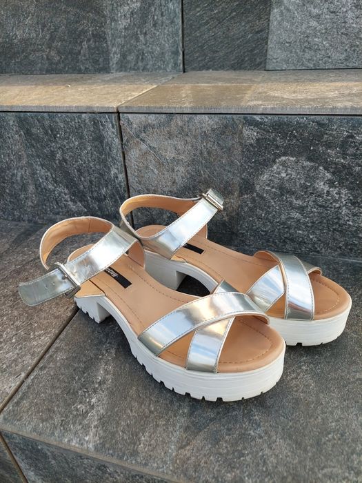 Sandale dama marimea 38 . 70 lei