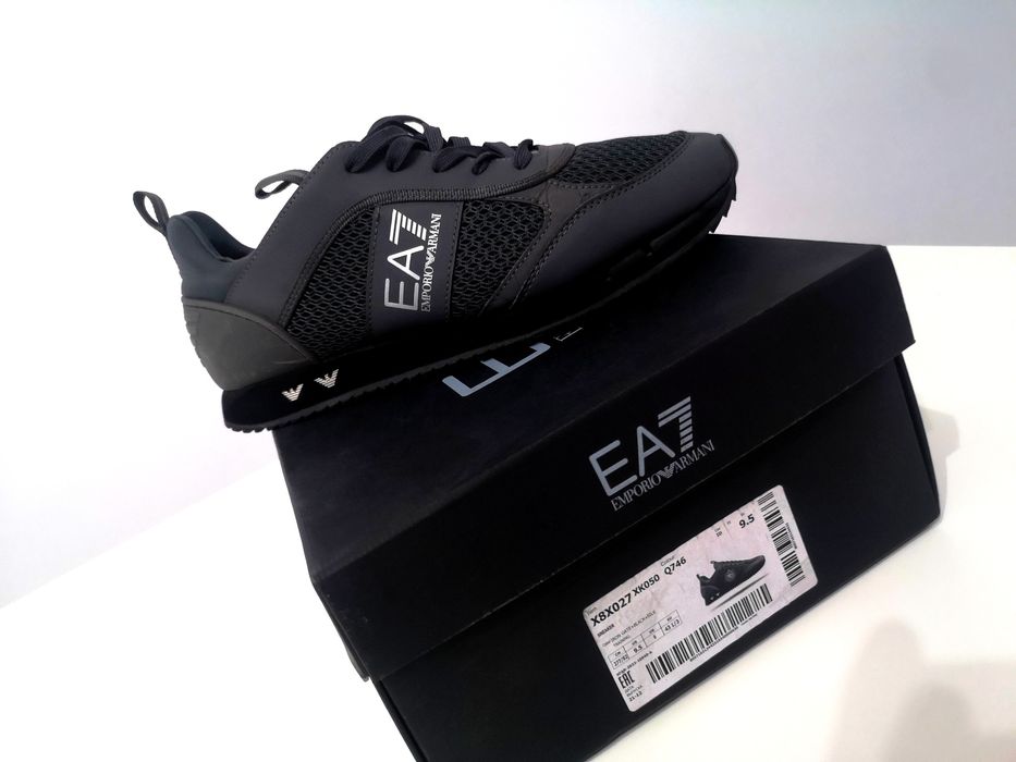 Vând adidași Emporio Armani originali.