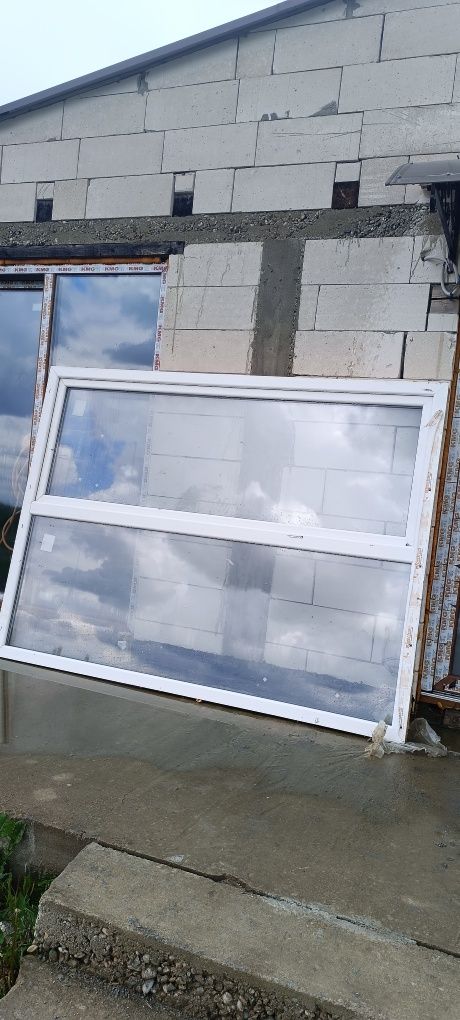 Ușa PVC  dubla cu mâner
