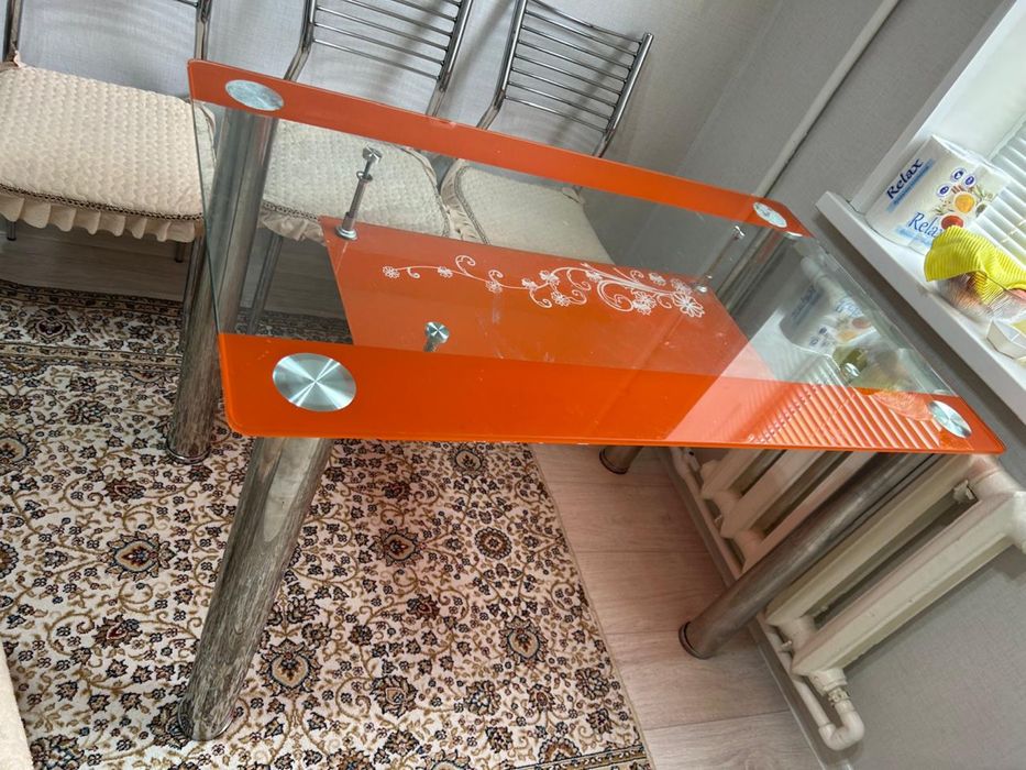 Продаю стол и 6 стульев в отличном состояний