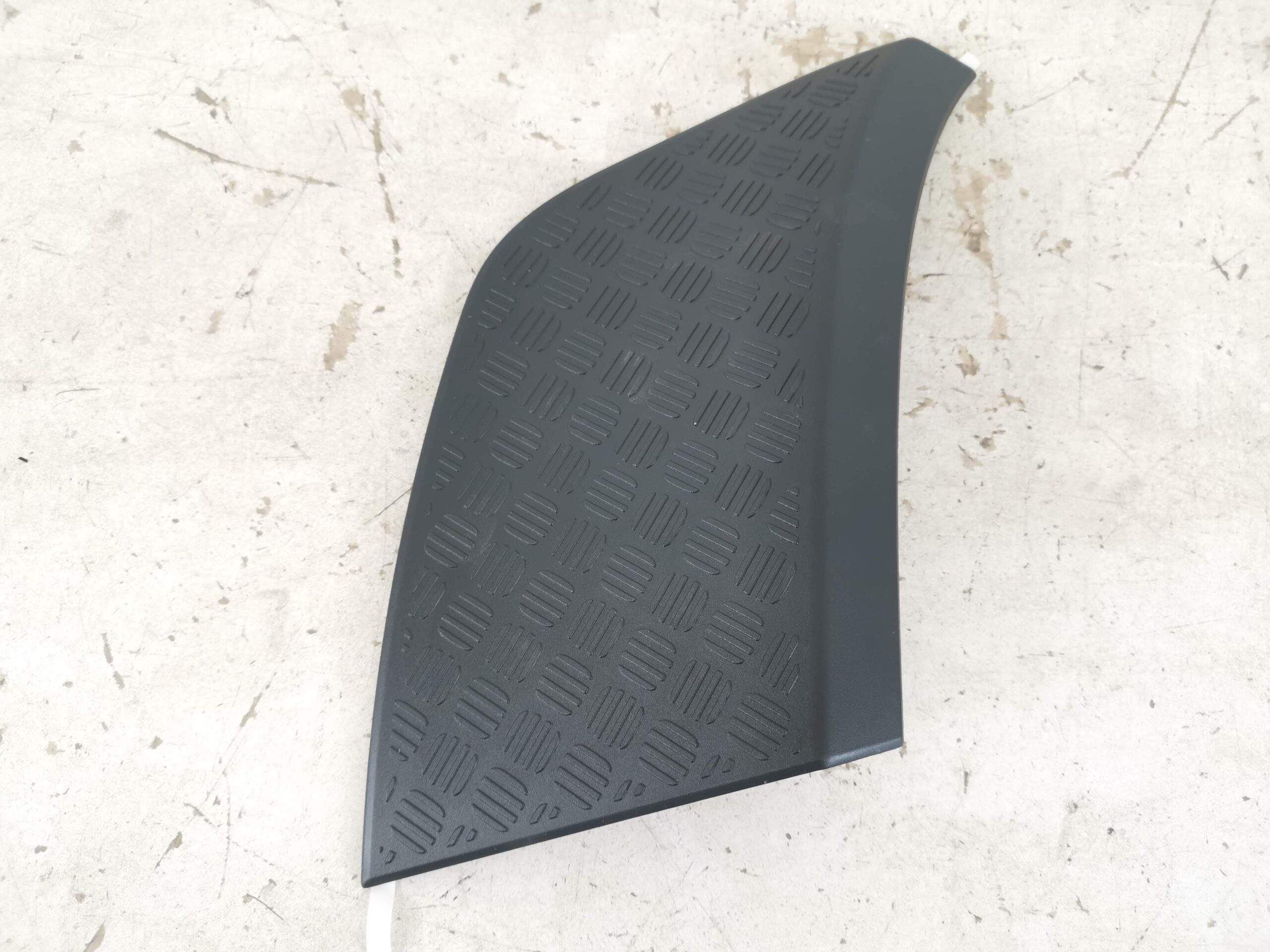 Ляв калобран / Mud Guard Left Land Rover Defender 2 generation [ - ] L