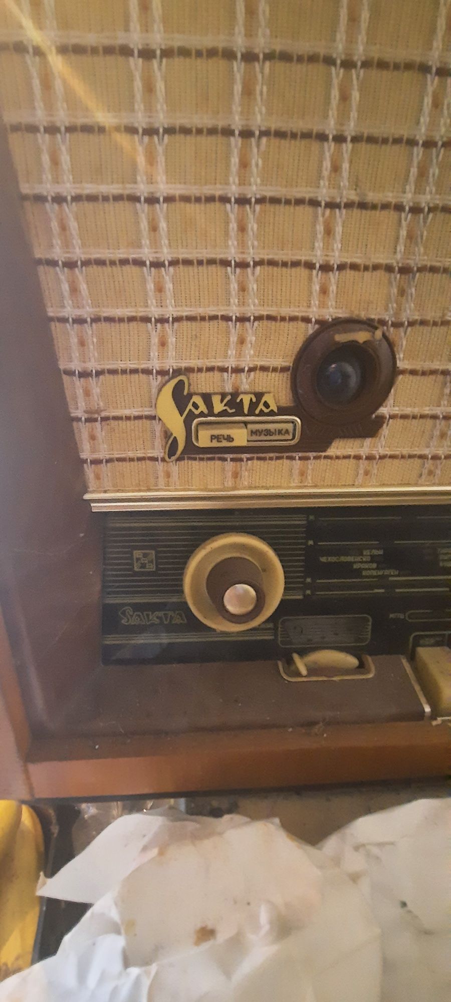 Лот  старинни неща радио  шевна машина   и  дървено корито