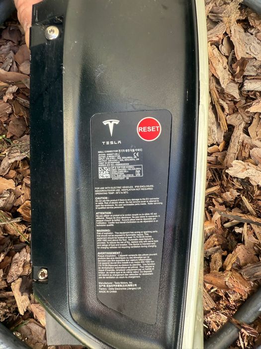Тесла зарядна станиция Tesla wall box. Ел зарядна станция