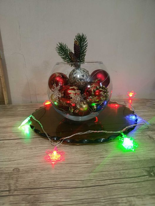 Новогодний комплект из круглой вазы, елочных игрушек и гирлянды.