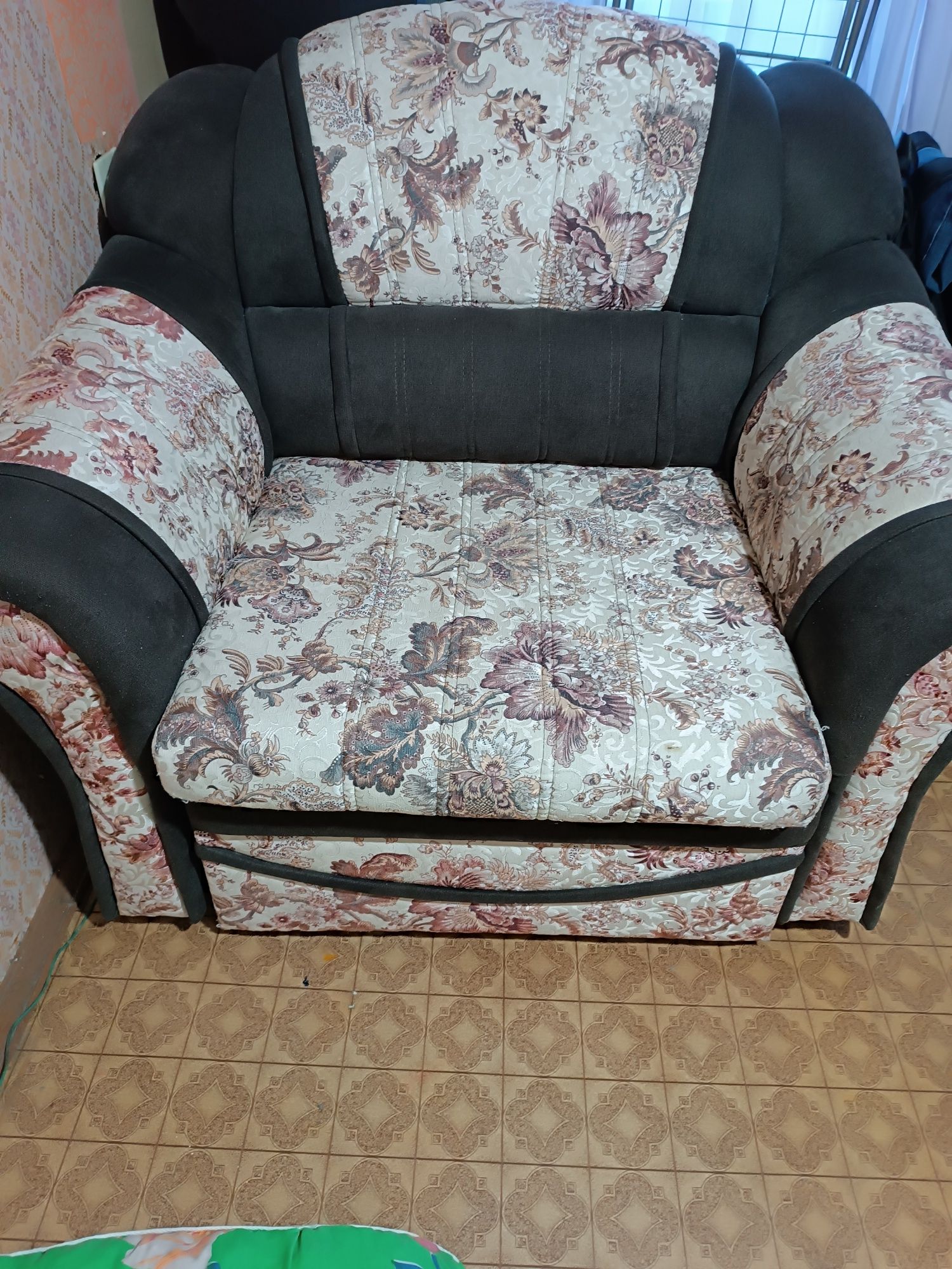 Продам угловой диван +кресло 65000