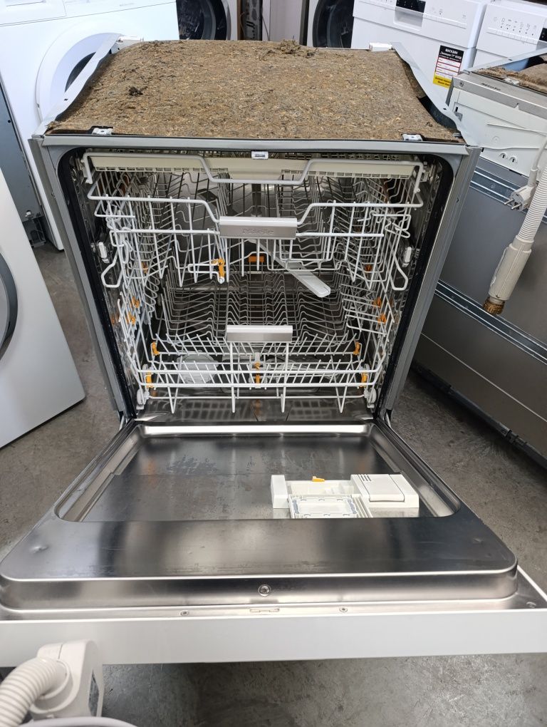 Съдомиялна Miele XXL за полу вграждане