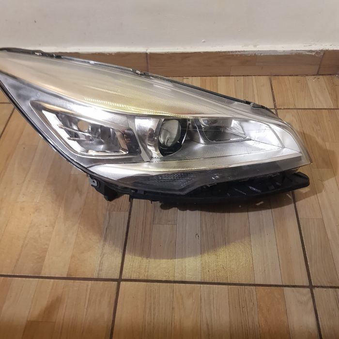 Far xenon ford kuga 2 2013
