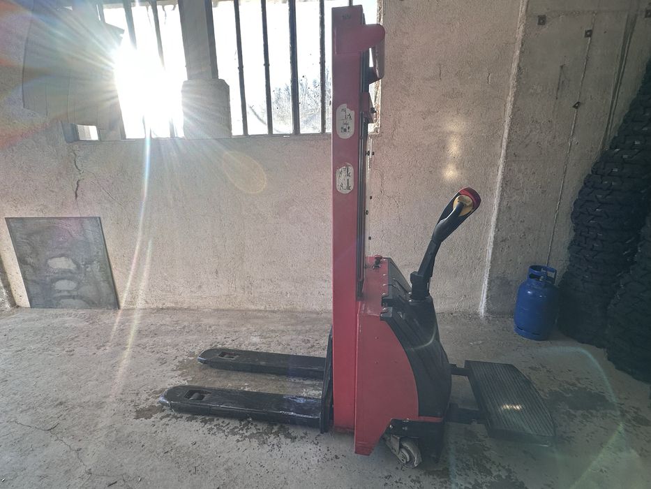 Електирически стакер