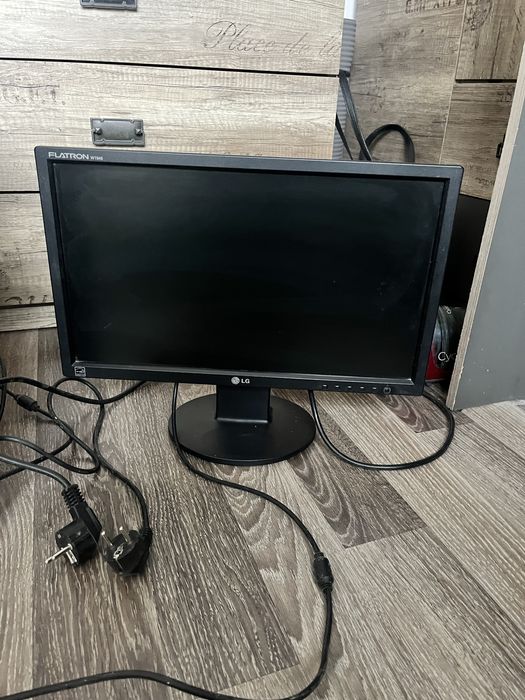 Pachet PC Desktop + Monitor LG – Funcțional / Bun și pentru piese
