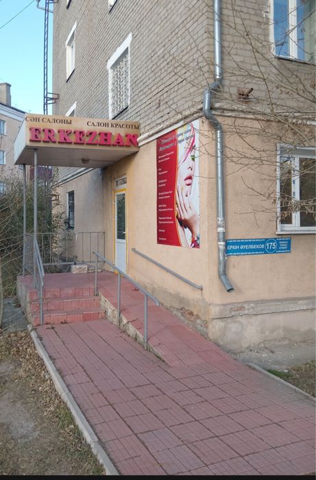 Парикмахерское место и под маникюрный столик