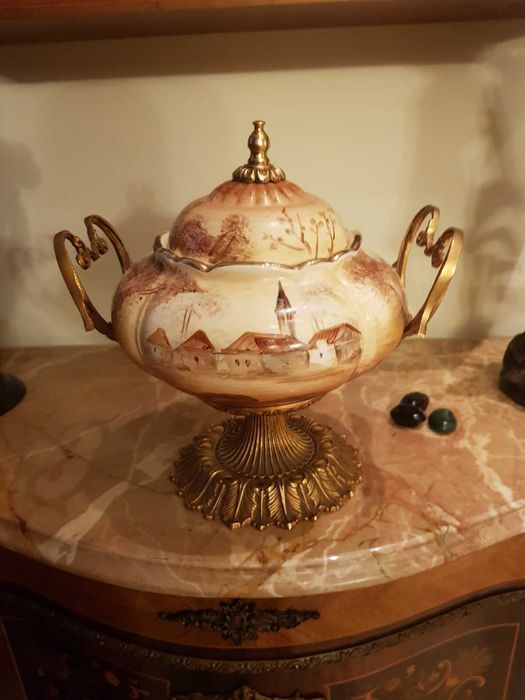 Луксозна Порцеланова Бонбониера с Бронзова Основа и Дръжки