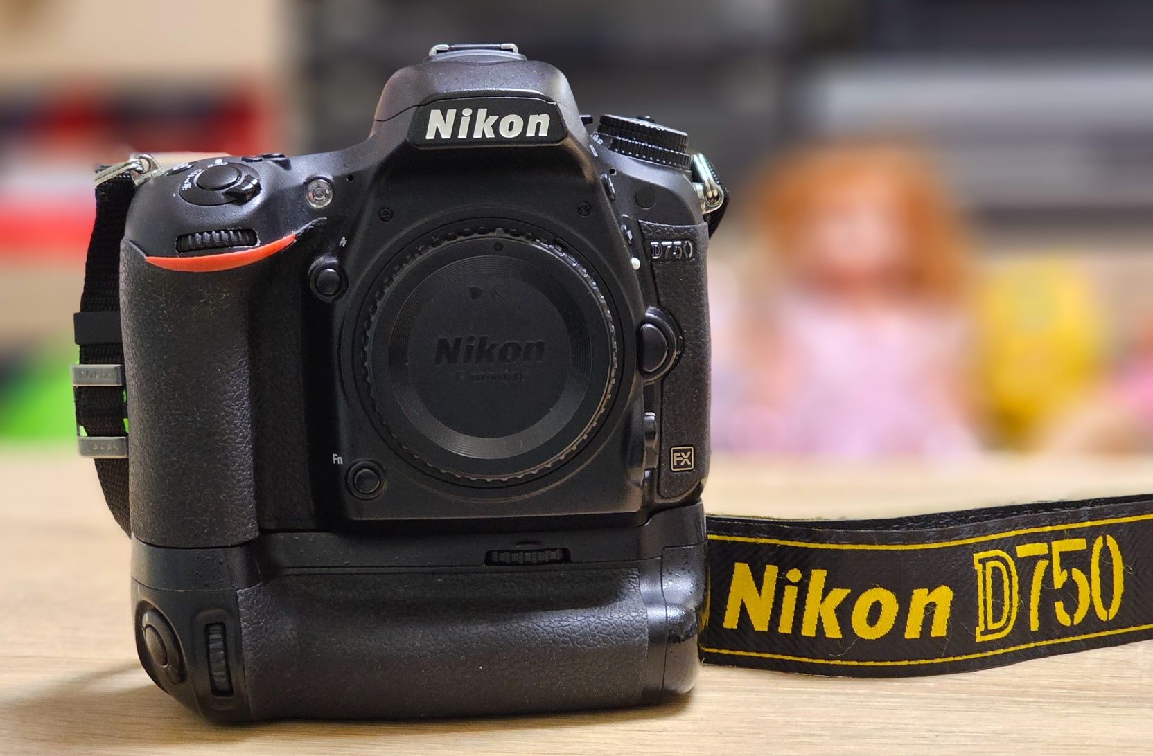 Camera foto DSLR Nikon D750 cu obiectiv Nikkor 50mm F1:1.8D si grip MB