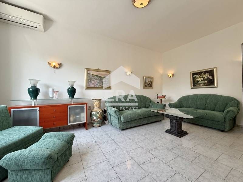 Южен тристаен апартамент с паркомясто в широкия център на София